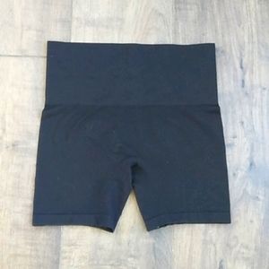 YUMMI BY HEATHER THOMPSON BLACK SHAPING SHORTS WOMANS M/L.